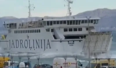 (VIDEO) Hrvatska: Borba trajekta s olujnim talasima i vjetorm