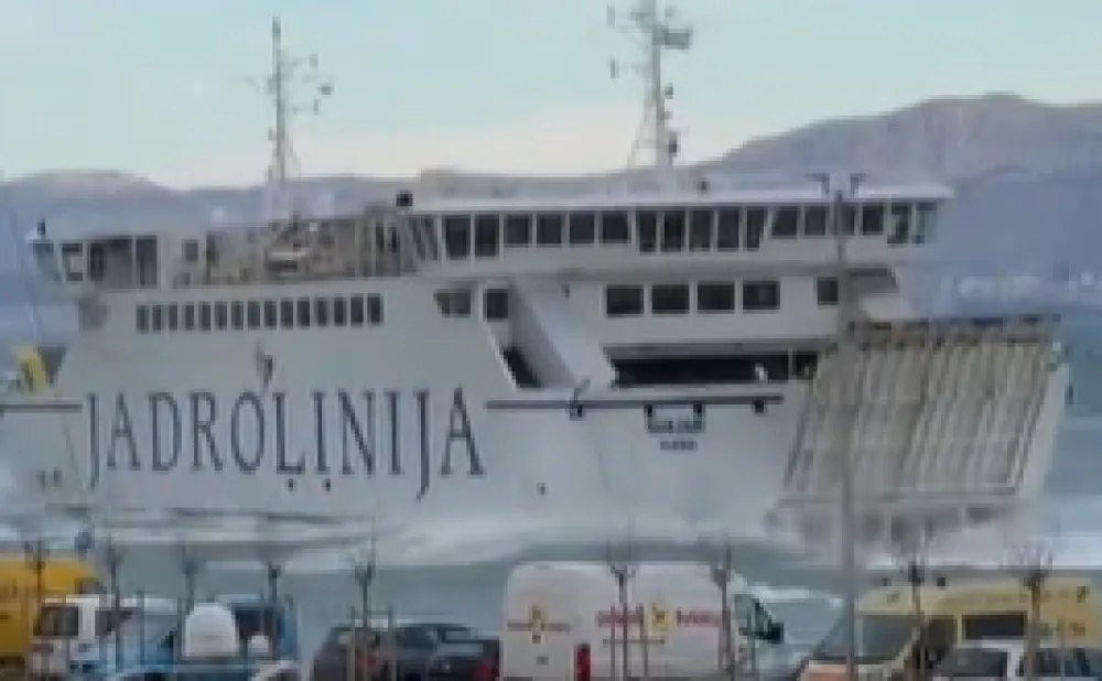 (VIDEO) Hrvatska: Borba trajekta s olujnim talasima i vjetorm