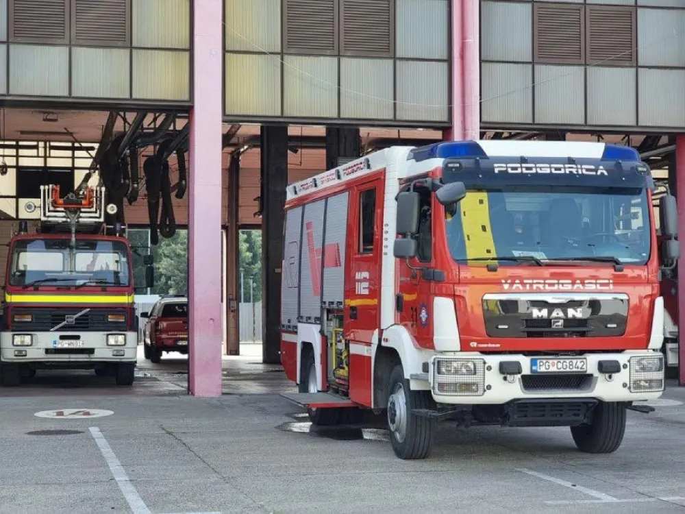 Lokalizovan požar iza Delte, sumnja se da je izazvan bacanjem petarde