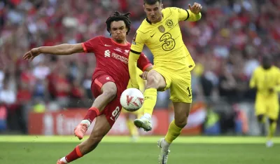 epa09947187 Mason Mount (R) of Chelsea in action against Trent Alexander-Arnold (L) of Liverpool during the English FA Cup final between Chelsea FC and Liverpool FC at Wembley in London, Britain, 14 May 2022. EPA-EFE/NEIL HALL EDITORIAL USE ONLY. No use with unauthorized audio, video, data, fixture lists, club/league logos or 'live' services. Online in-match use limited to 120 images, no video emulation. No use in betting, games or single club/league/player publications