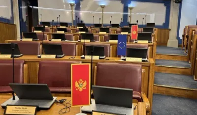 Nenezić: Na mjestima poslanika SD na dana&scaron;njoj sjednici biće zastave Crne Gore i EU