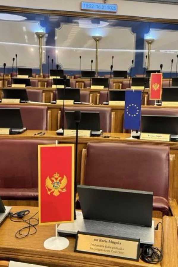 Nenezić: Na mjestima poslanika SD na dana&scaron;njoj sjednici biće zastave Crne Gore i EU