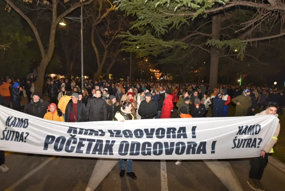 (FOTO/ VIDEO) Protest grupe &ldquo;Kamo Śutra?&rdquo;: Kraj je izgovora početak odgovora
