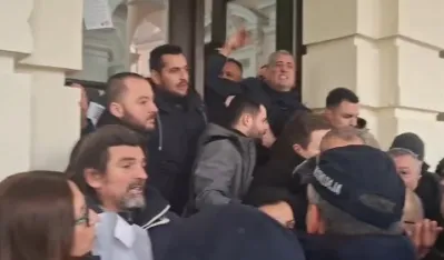 (VIDEO) Novi Sad: Odbornici blokirali Gradsku kuću, intervenisala policija