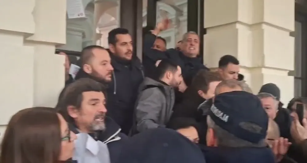 (VIDEO) Novi Sad: Odbornici blokirali Gradsku kuću, intervenisala policija