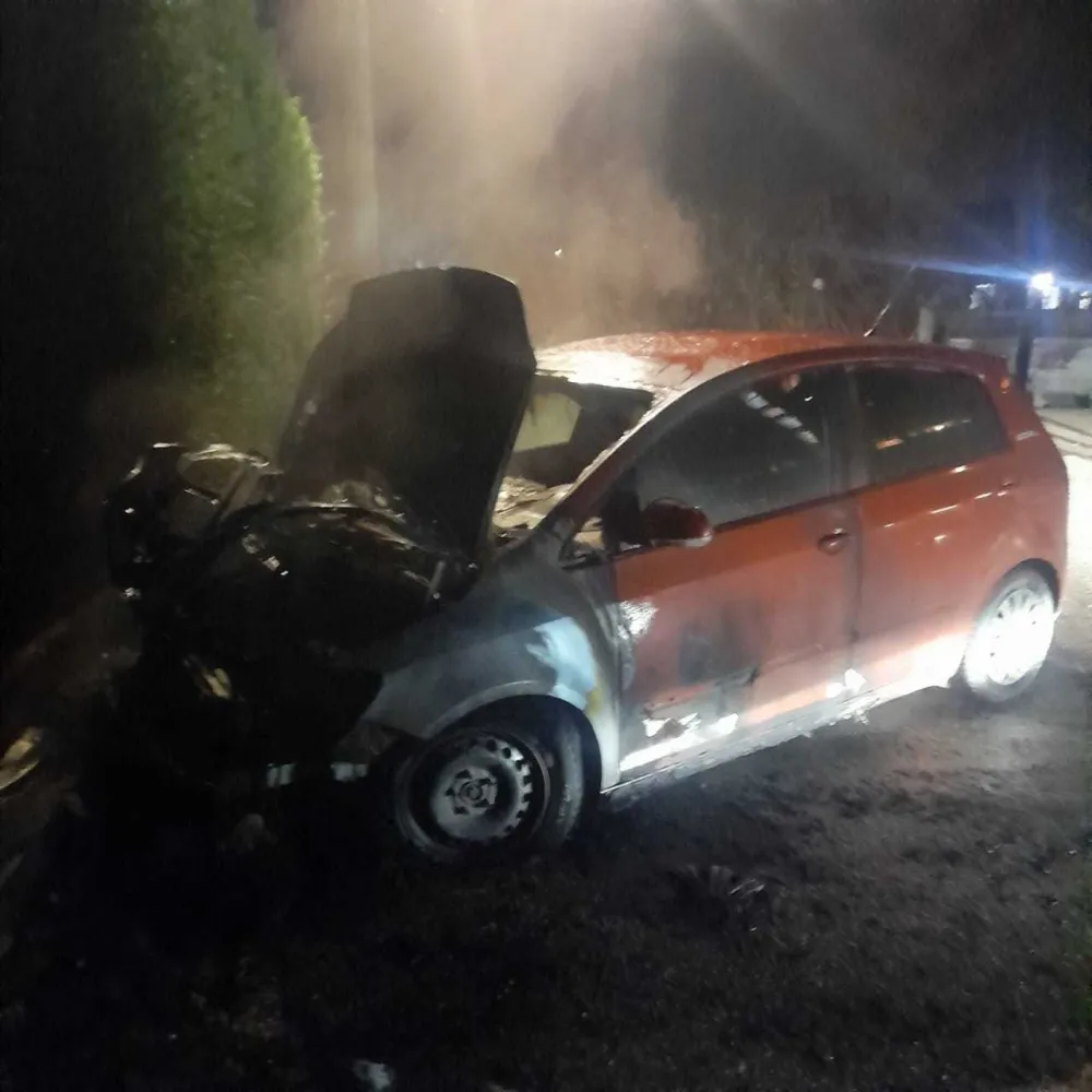 Uhap&scaron;ena trojica Nik&scaron;ićanina zbog sumnje da su zapali vozilo