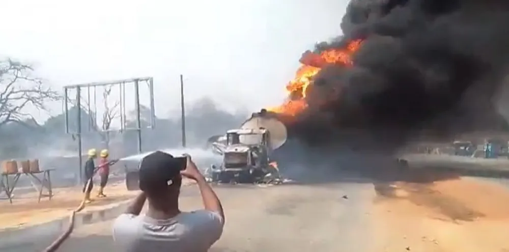 (VIDEO) Snažna eksplozija: Poginulo najmanje 60 ljudi