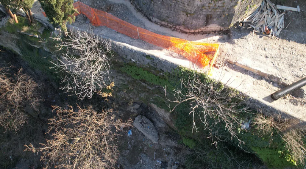 (VIDEO) Na dijelu Ulice &Scaron;pira Mugo&scaron;e obustavljeni radovi: Odronila se stijena sa brijega Morače