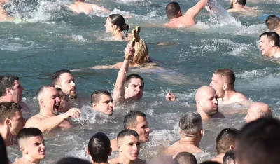 Nikola Bo&scaron;ković prvi doplivao do Časnog krsta