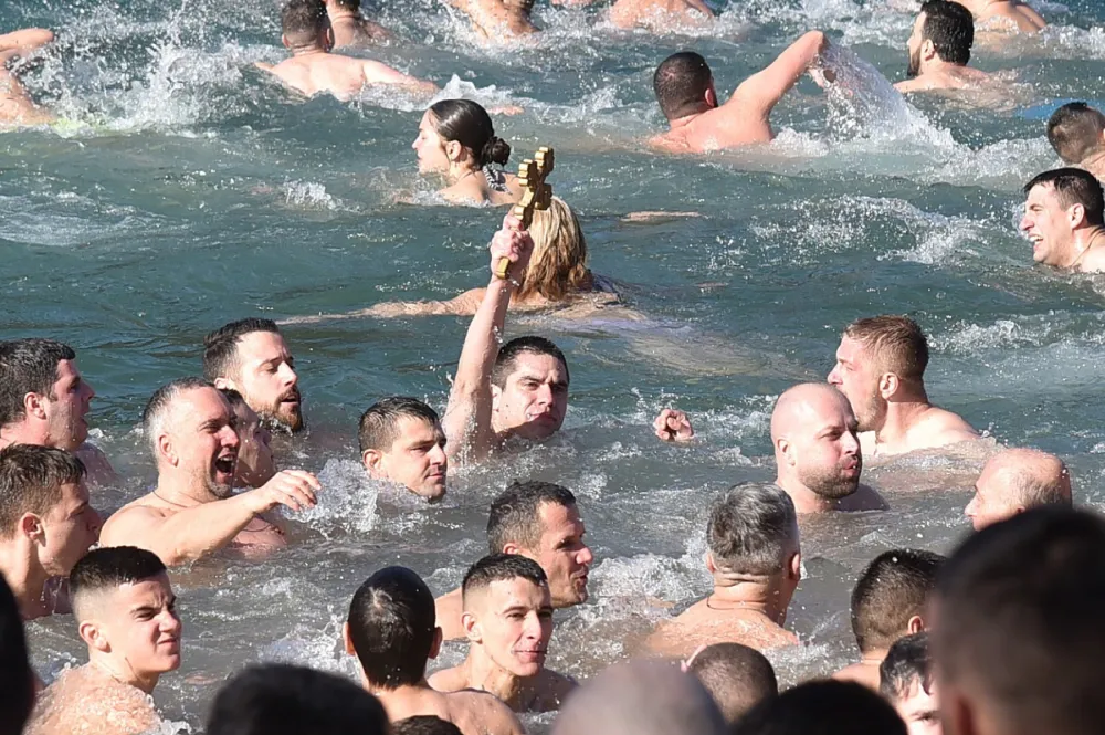 Nikola Bo&scaron;ković prvi doplivao do Časnog krsta