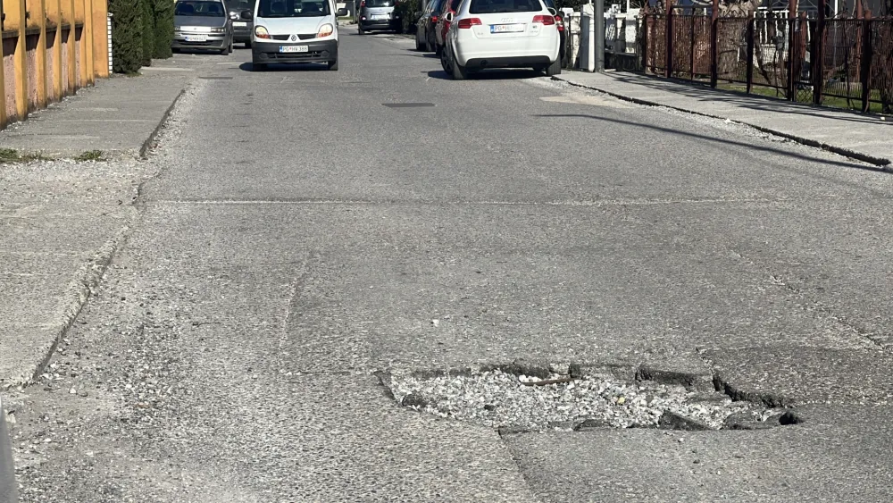 (VIDEO) Stanovnici ulice Cara Lazara traže hitnu rekonstrukciju: I zakrpe na asfalti ponovo krpljene