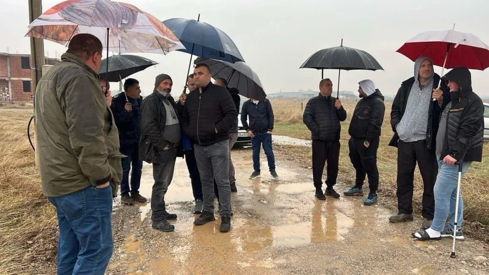 (VIDEO) Mje&scaron;tani Kuća Rakića sami počeli sanaciju puta od 900 metara: Neprohodna ulica na &bdquo;ničijoj zemlji&rdquo;