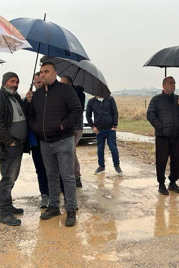 (VIDEO) Mje&scaron;tani Kuća Rakića sami počeli sanaciju puta od 900 metara: Neprohodna ulica na &bdquo;ničijoj zemlji&rdquo;