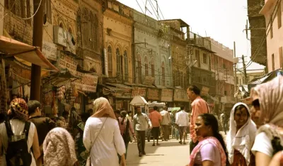 U Indiji poginulo 11 osoba kad ih je udario voz