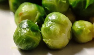 Pečene prokule s bijelim lukom