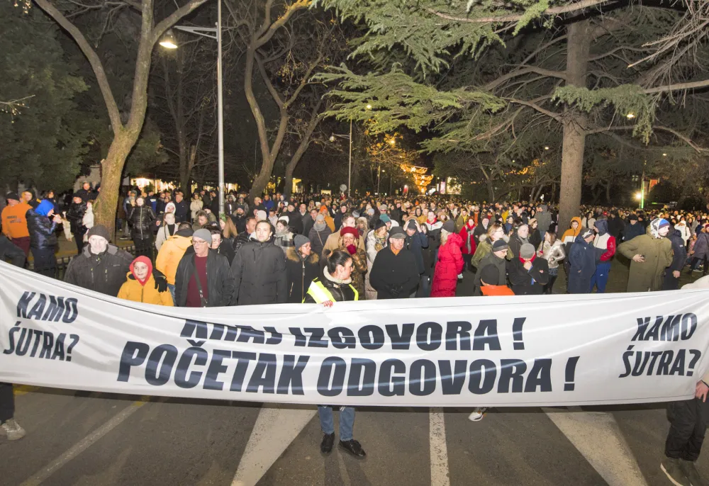 Kolektiv "Kamo Śutra?&rdquo; uputio dopis Vladi: Prvi od pet zahtjeva je ostavka &Scaron;aranovića i Bečića