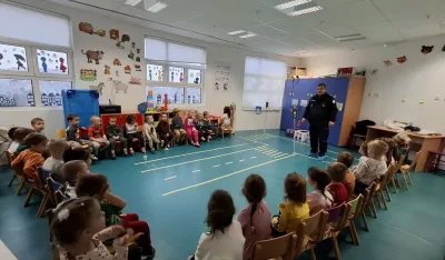 Djecu vrtića &bdquo;Mali princ&ldquo; posjetio policajac: Pažljivo preko &bdquo;zebre&rdquo;