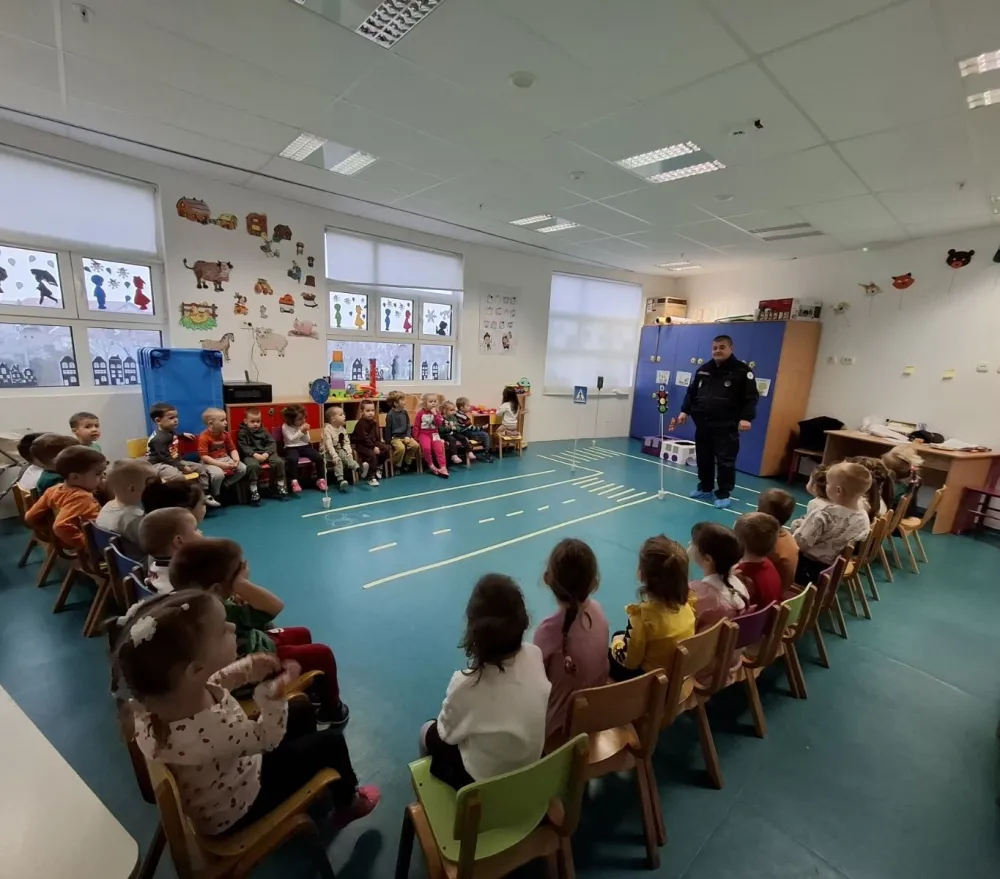 Djecu vrtića &bdquo;Mali princ&ldquo; posjetio policajac: Pažljivo preko &bdquo;zebre&rdquo;