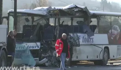 Detalji te&scaron;ke nesreće u Srbiji: Autobus preticao kolonu i direktno udario u drugi