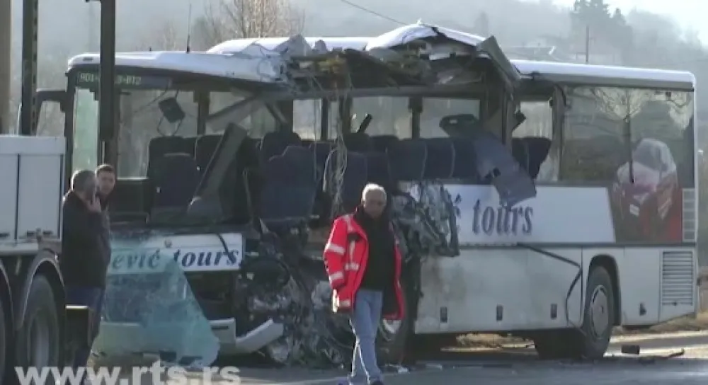 Detalji te&scaron;ke nesreće u Srbiji: Autobus preticao kolonu i direktno udario u drugi