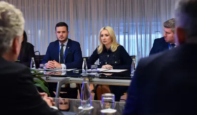 Osnaži. Integri&scaron;i. Rasti." (Empower. Integrate. Grow.) u Budvi