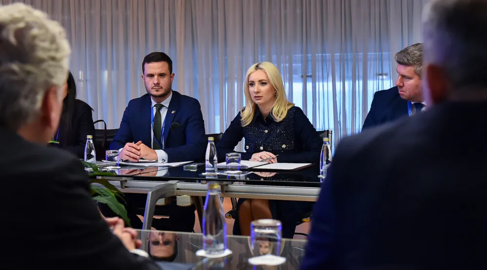 Osnaži. Integri&scaron;i. Rasti." (Empower. Integrate. Grow.) u Budvi