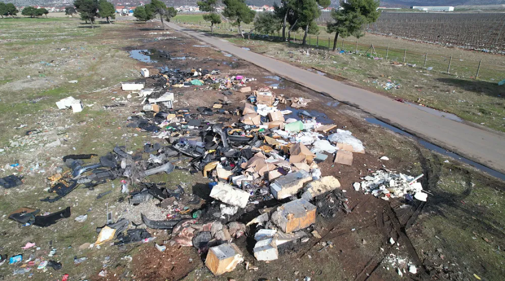(FOTO/VIDEO) Na fre&scaron;ko oči&scaron;ćenom Ćemovskom polju opet deponije