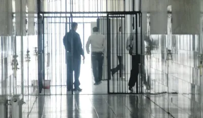 Ombudsman utvrdio ponižavajuće pona&scaron;anje službenika UIKS-a: Dobio batine zbog "drskog odgovora"