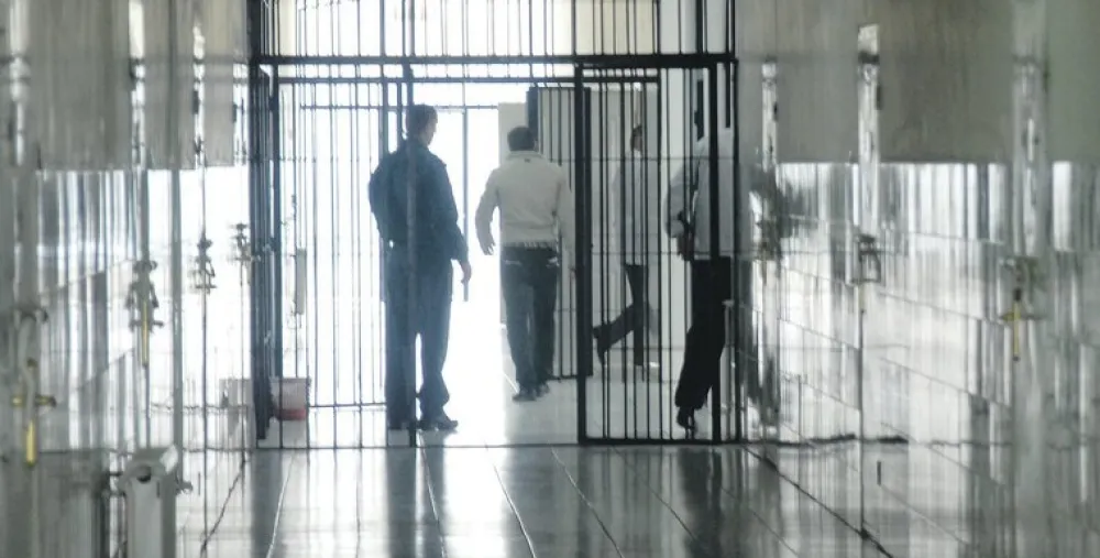 Ombudsman utvrdio ponižavajuće pona&scaron;anje službenika UIKS-a: Dobio batine zbog "drskog odgovora"