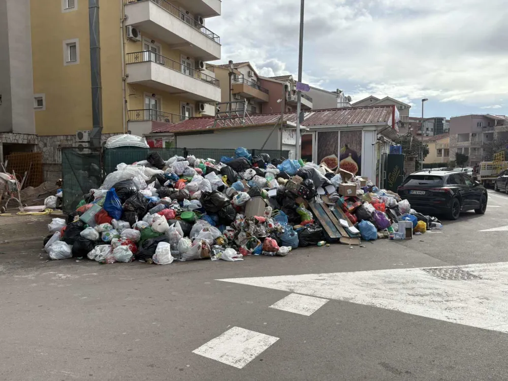 Budva se gu&scaron;i u smeću