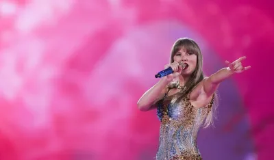 Tejlor Svift uručuje jednu od nagrada na 67. dodjeli Gremija