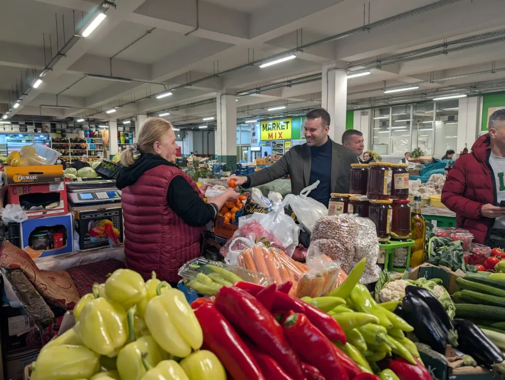 Premijer danas trgovao na pijaci