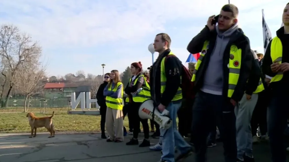 Crna Gora podijeljena oko protesta u Srbiji: Jedni su za Vučića, drugi za studente