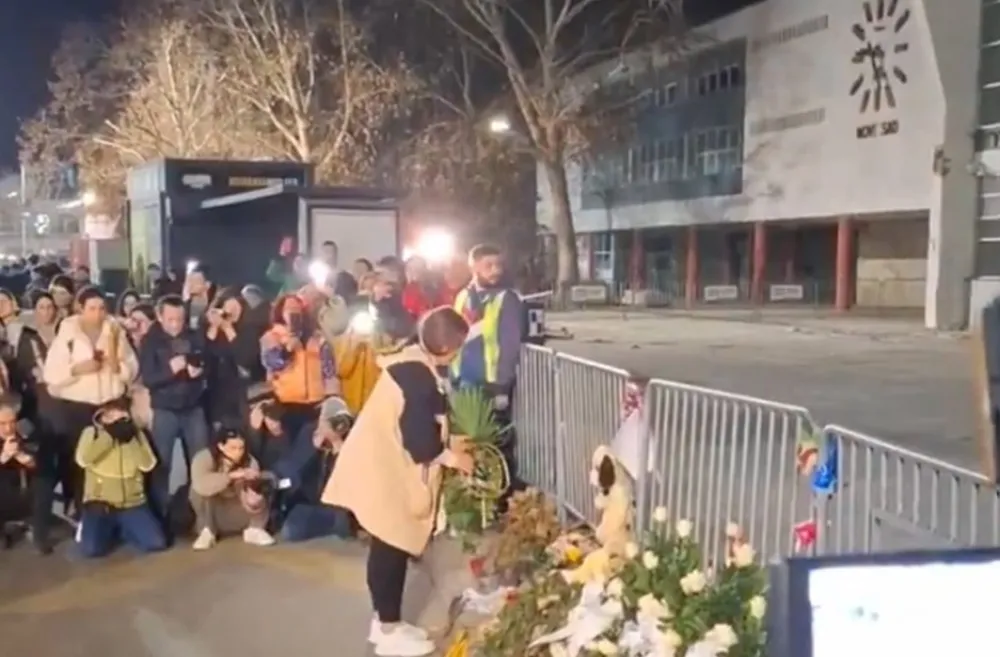 (VIDEO) Studenti odali počast stradalima u padu nadstre&scaron;nice