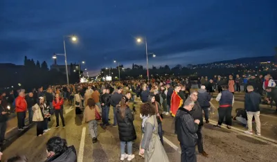 (VIDEO/FOTO) Sa blokade mosta u Podgorici grupa studenata &ldquo;Kamo sjutra" zatražila&nbsp;smjenu Bečića i &Scaron;aranovića