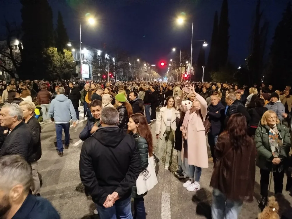 Uprava policije: Neprijavljeno okupljanje na mostu Blaža Jovanovića proteklo mirno