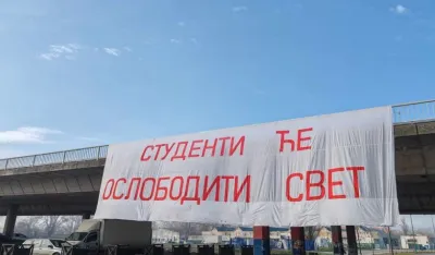 (VIDEO) Drugi dan blokade Mosta slobode: Građani prenoćili na ulici