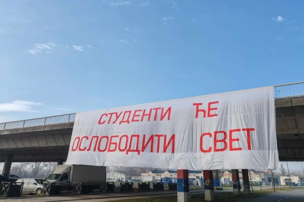 (VIDEO) Drugi dan blokade Mosta slobode: Građani prenoćili na ulici