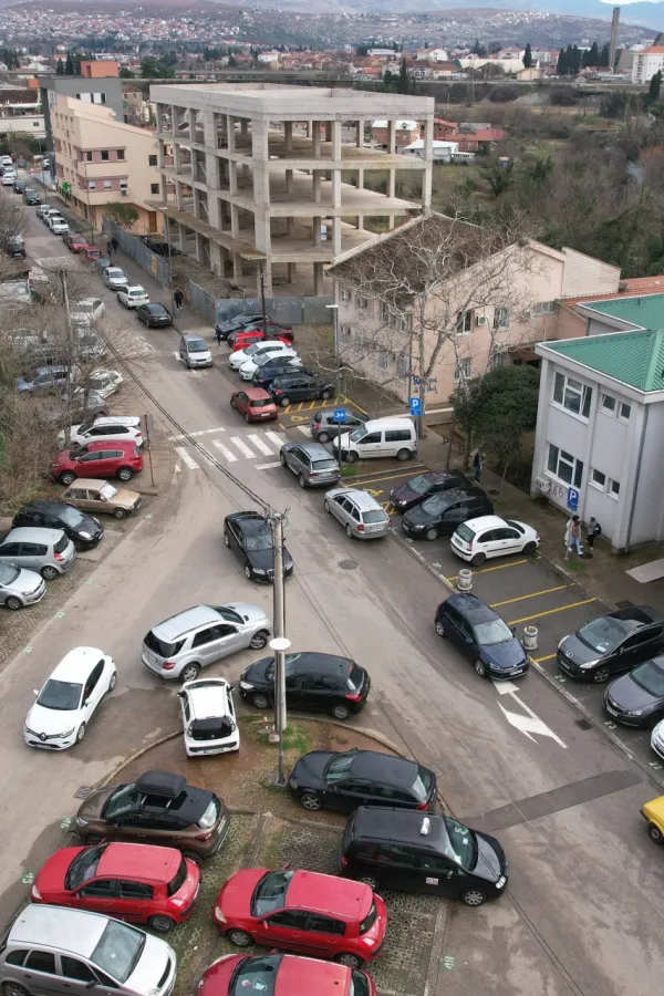 (VIDEO) Saobraćajni kolaps u centru grada: Jedna traka uvijek blokirana vozilima