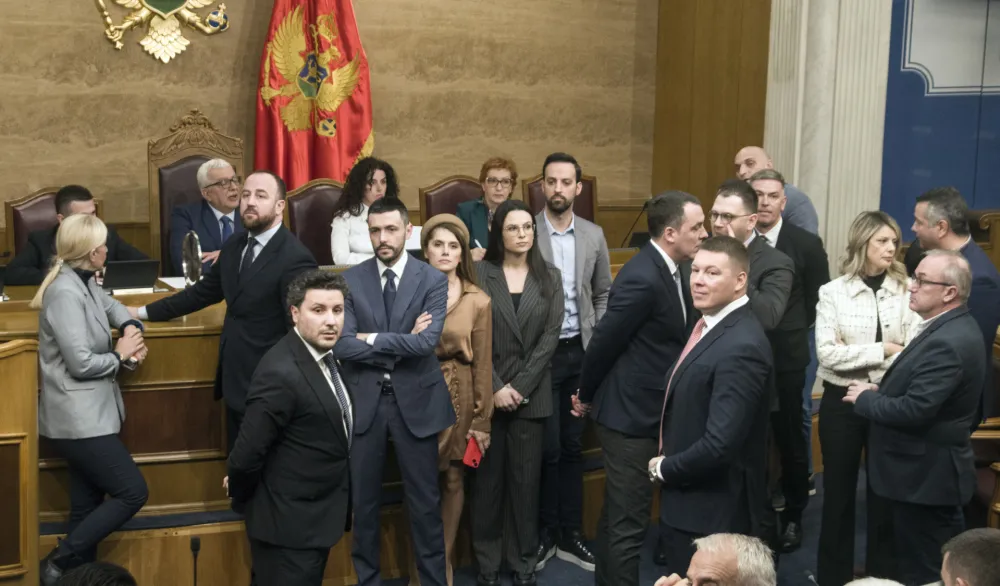 sjednica skupstine crne gore, prekid od strane opozicije