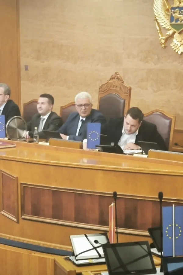 Počelo zasjedanje bez opozicije