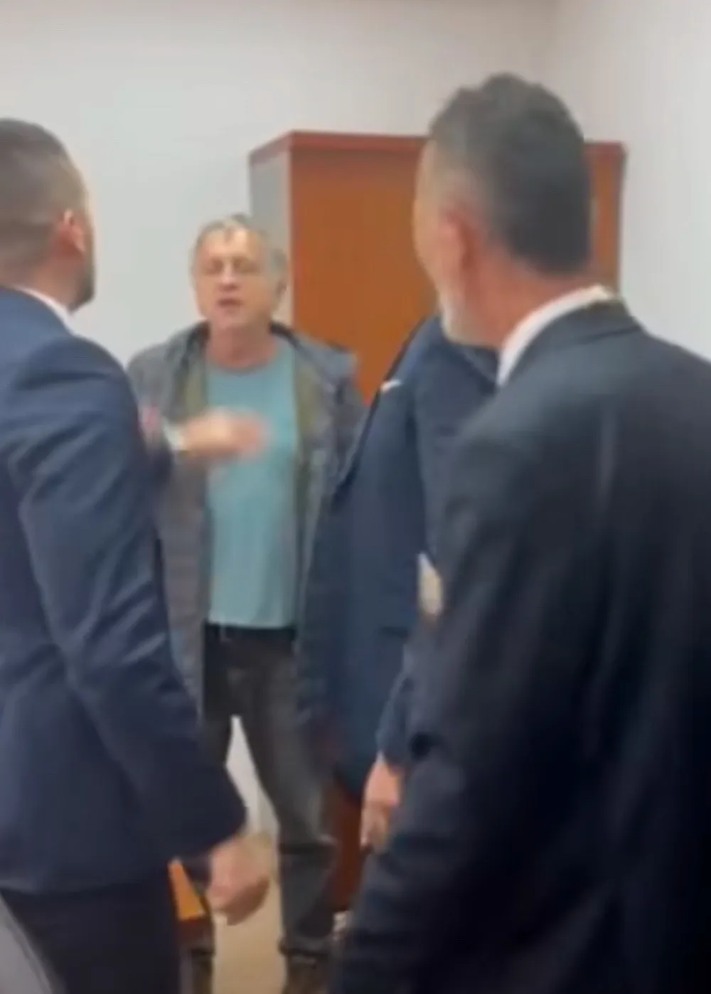 (VIDEO) U isčekivanju sjednice SO Budva nastavljene rasprave po kancelarijama