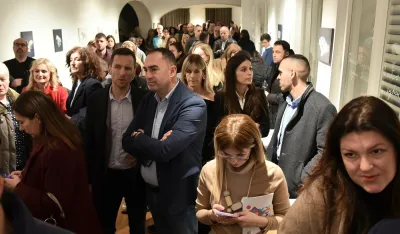 Izuzetno brojna publika na otvaranju u Kuslevovoj kući