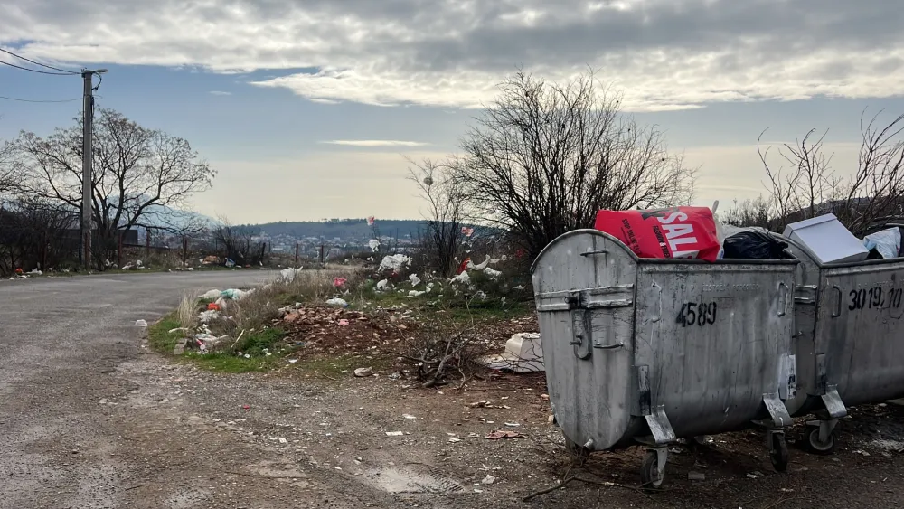 (VIDEO) Kontejneri na vjetrometini i smeće mora u drače