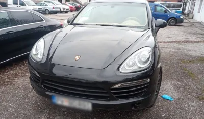 (FOTO) Od članova kriminalnih grupa oduzeta luksuzna vozila, pronađen &scaron;tek stan u &Scaron;avniku