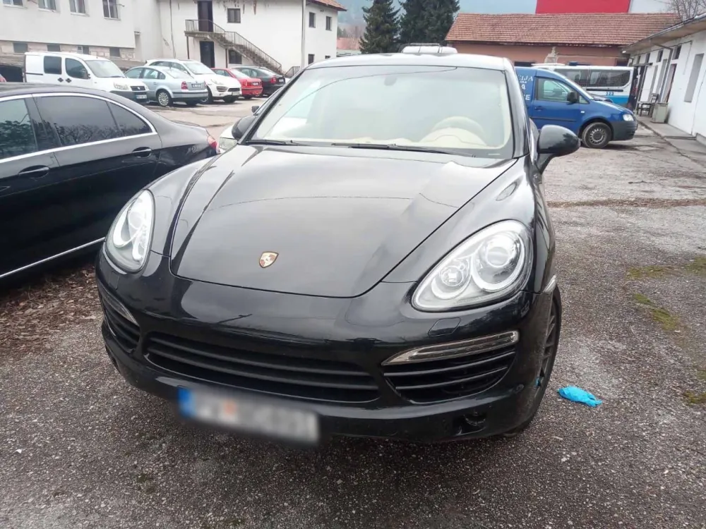 (FOTO) Od članova kriminalnih grupa oduzeta luksuzna vozila, pronađen &scaron;tek stan u &Scaron;avniku