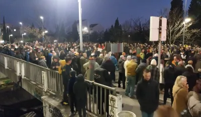 (FOTO/VIDEO) Novi protest grupe Kamo sjutra: Blokiran most na Ribnici