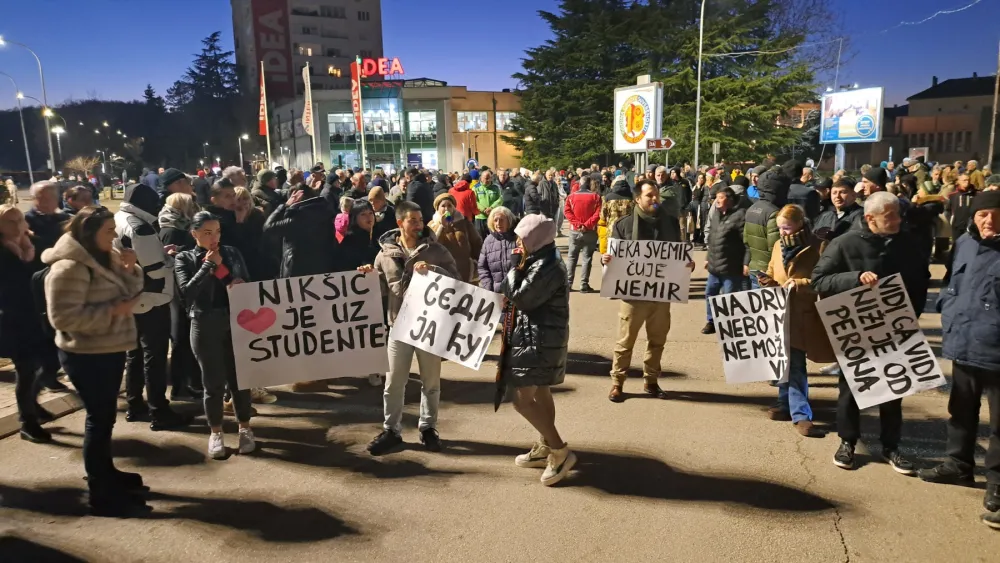 (VIDEO) Grupa građana blokirala kružni tok Nik&scaron;iću