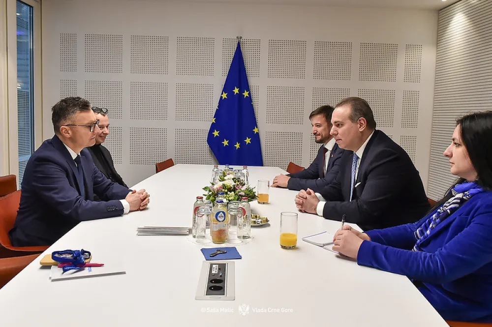 &Scaron;arec: Smiriti tenzije u dru&scaron;tvu i okrenuti se razgovoru