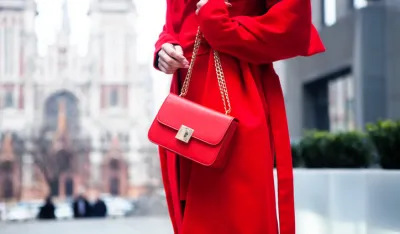 Pet modernih načina da nosite crveno na proljeće 2025